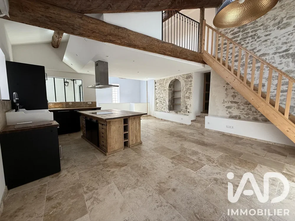 Cucina; pavimento in piastrelle, soffitti alti, travi in legno, elettrodomestici