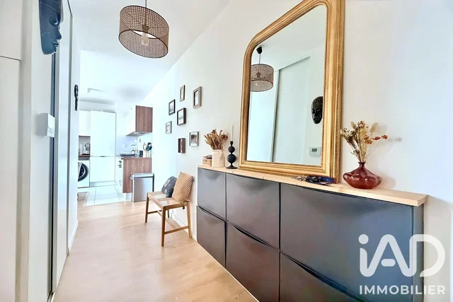 Soggiorno; pavimento in legno, stile moderno, luce naturale