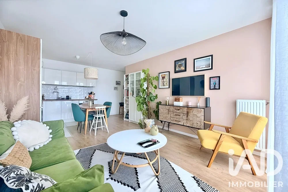 Soggiorno; luce naturale, stile moderno, pavimento in legno