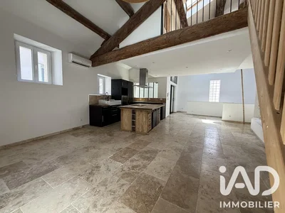 Cucina; pavimento in piastrelle, elettrodomestici, travi in legno, luce naturale