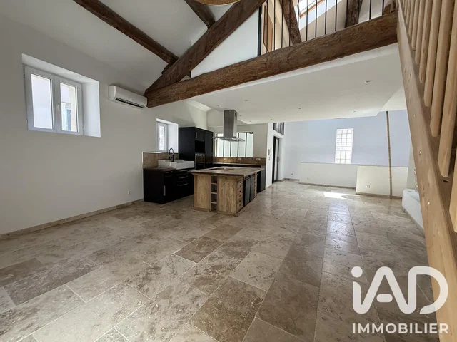 Cucina; pavimento in piastrelle, elettrodomestici, travi in legno, luce naturale