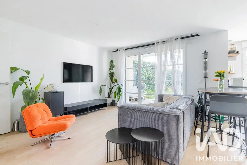 Wohnzimmer; tageslicht, holzboden, moderner stil
