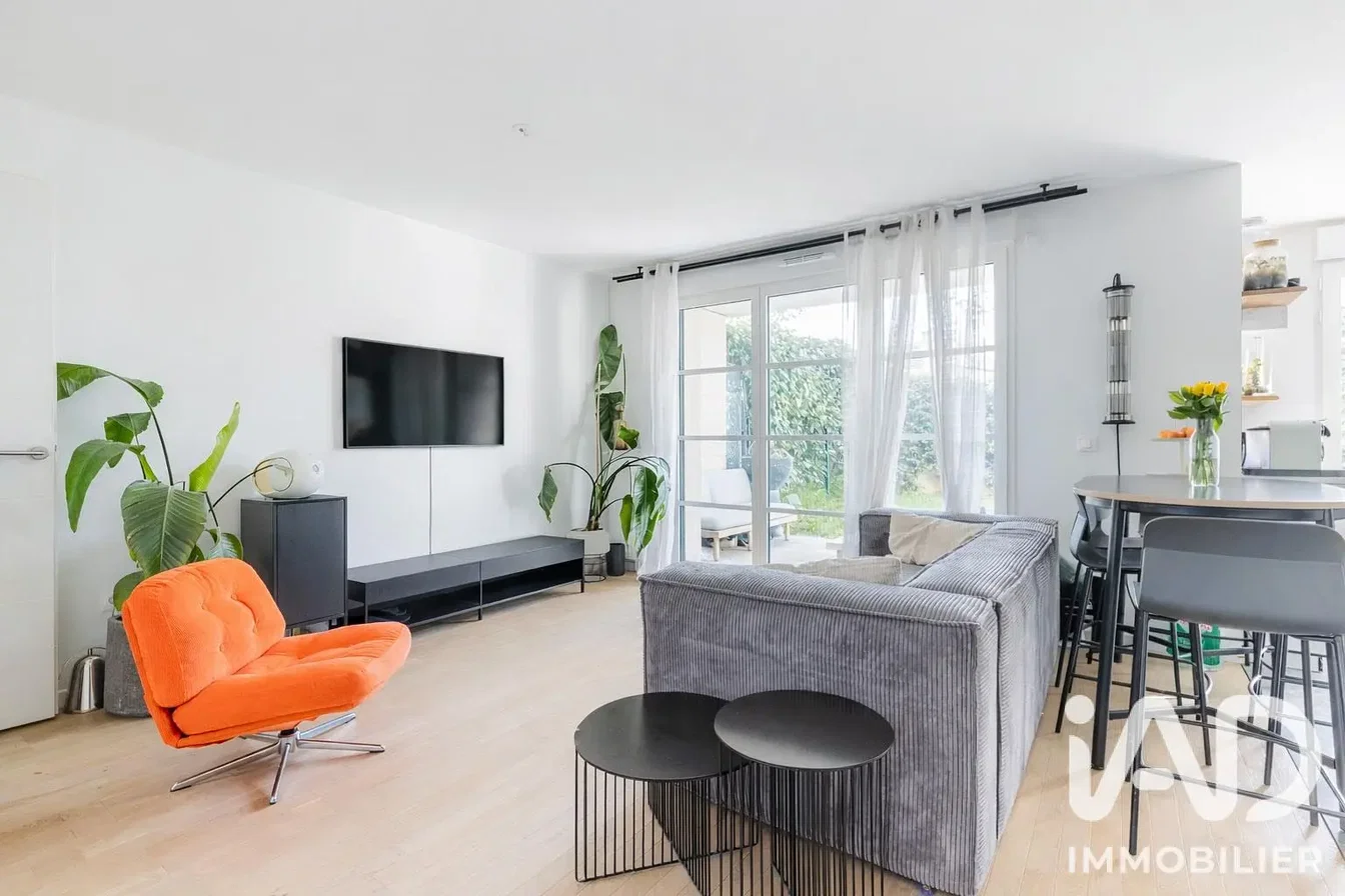 Wohnzimmer; tageslicht, holzboden, moderner stil