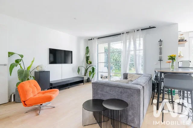 Wohnzimmer; tageslicht, holzboden, moderner stil