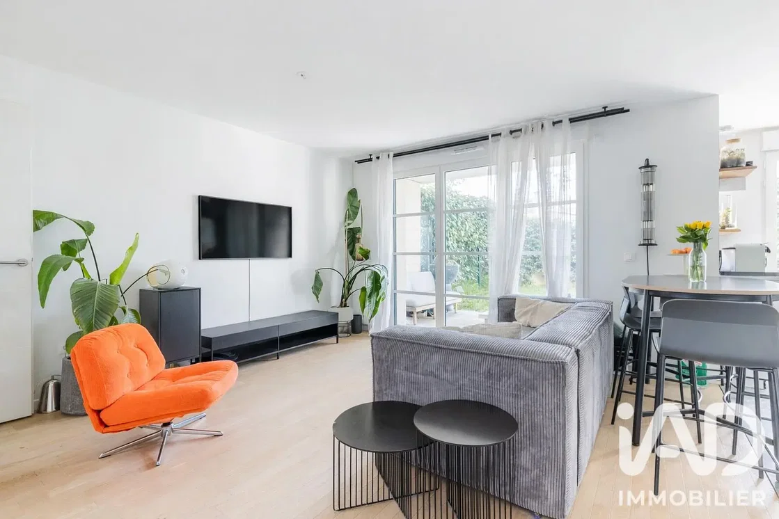 Wohnzimmer; tageslicht, holzboden, moderner stil