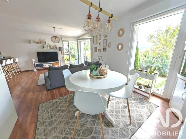 Soggiorno; pavimento in legno, luce naturale, stile moderno