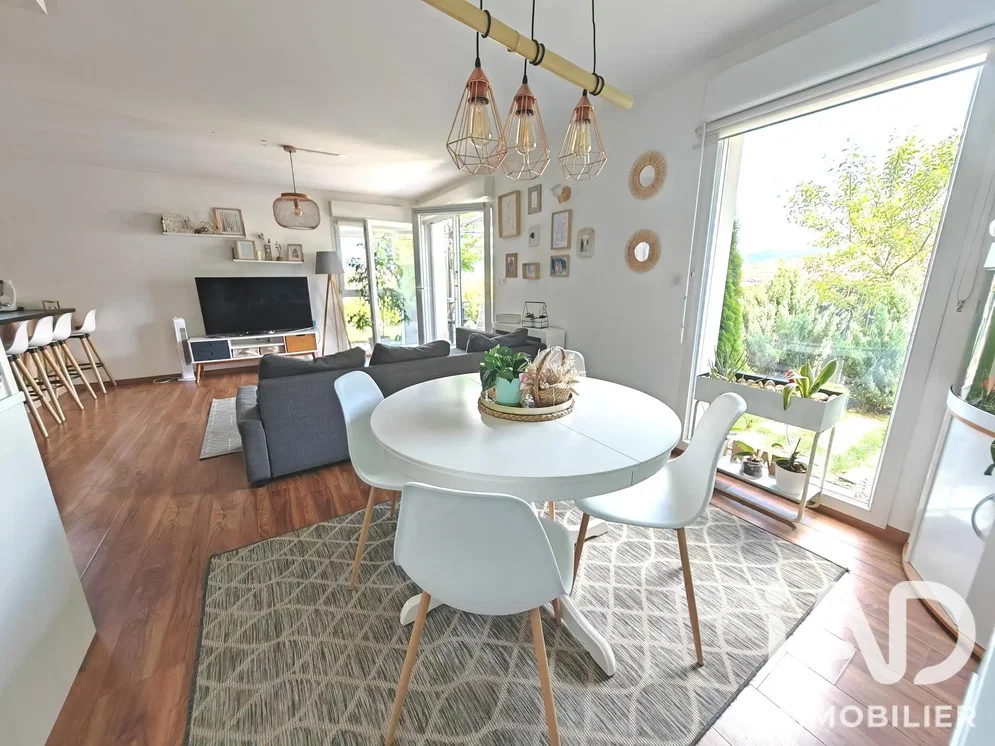 Soggiorno; pavimento in legno, luce naturale, stile moderno