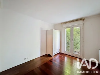 Υπνοδωμάτιο; ξύλινο πάτωμα, φυσικό φως