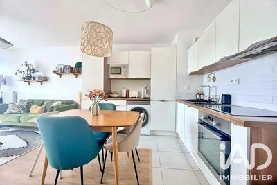 Cucina; elettrodomestici, pavimento in legno, luce naturale, stile moderno