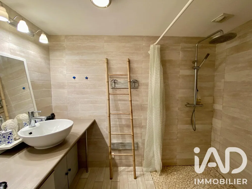 Badezimmer; fliesenboden, tageslicht