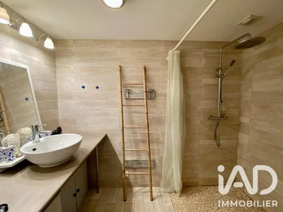 Badezimmer; fliesenboden, tageslicht