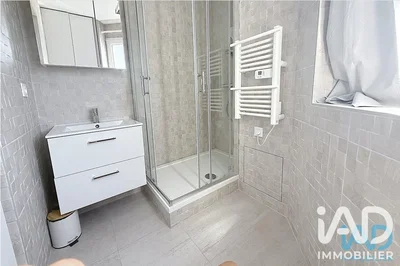 حمام; أرضية من البلاط, مجدد, ضوء طبيعي