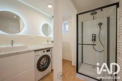 Banyo; fayans zemin, tadilatlı, doğal ışık