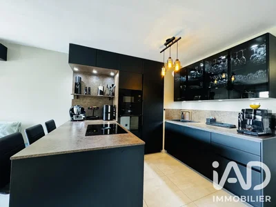 مطبخ; أجهزة المطبخ, أرضية من البلاط, ضوء طبيعي, أسلوب عصري