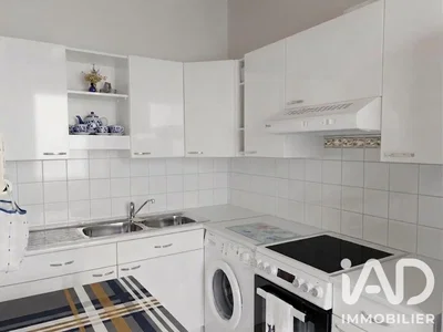 مطبخ; أجهزة المطبخ, أرضية من البلاط, ضوء طبيعي