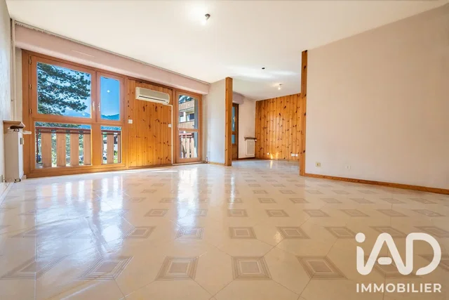 Salon; carrelage, vue, lumière naturelle