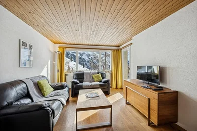 Salón; vigas de madera, suelo de madera, luz natural, estilo rústico, vista