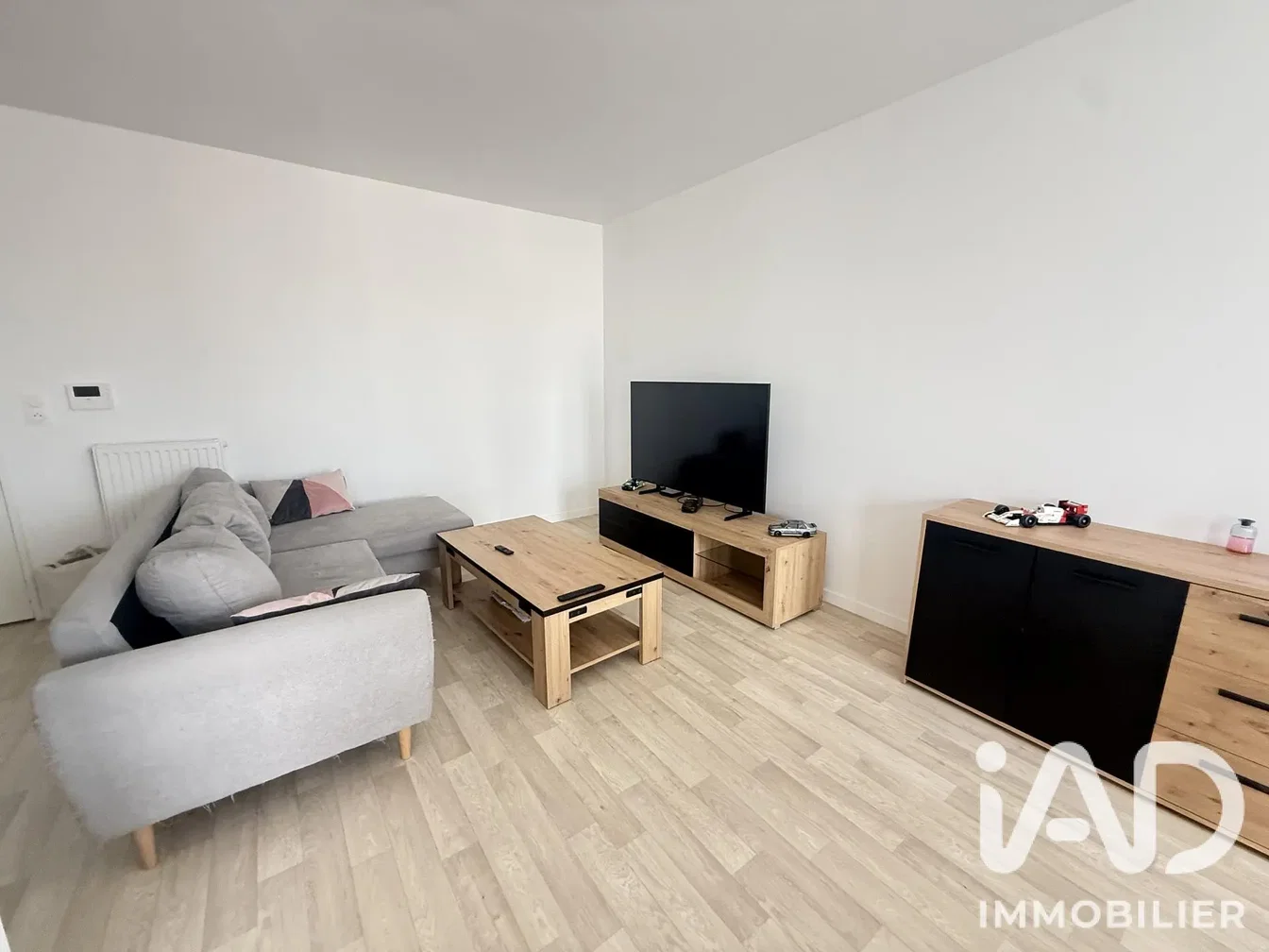 Soggiorno; pavimento in legno, luce naturale