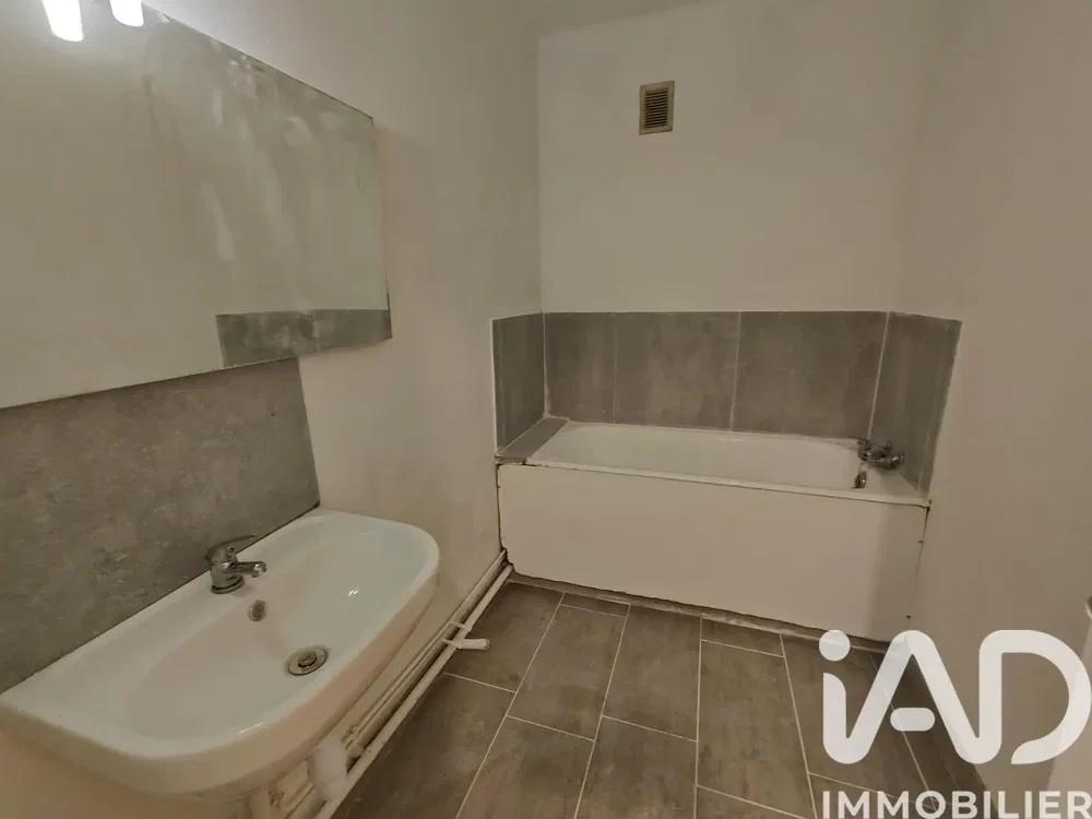 Banyo; fayans zemin, tadilat gerekiyor