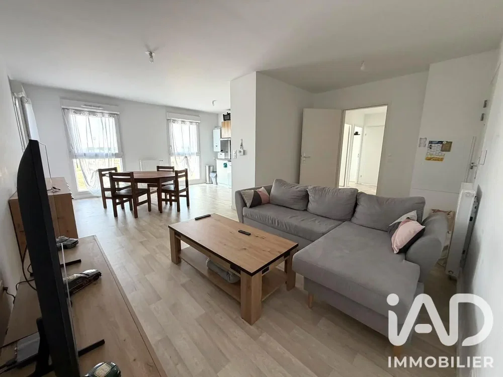 Soggiorno; pavimento in legno, luce naturale, stile moderno