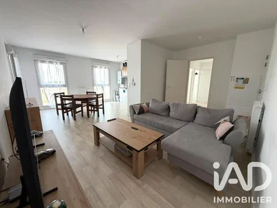 Soggiorno; pavimento in legno, luce naturale, stile moderno