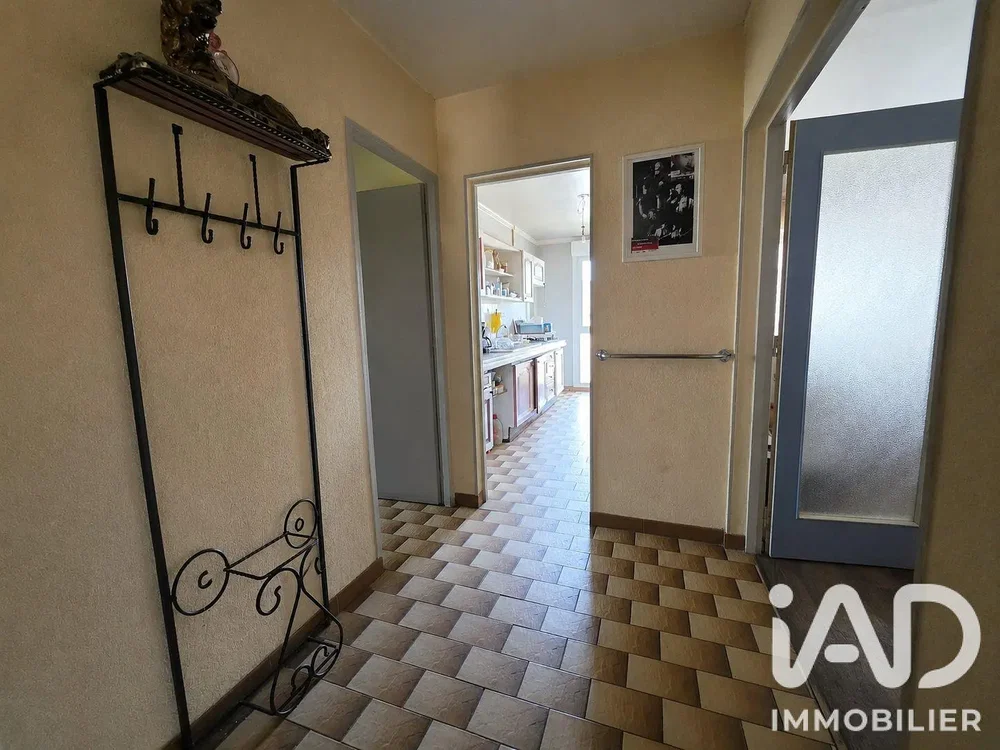 Vestiaire; carrelage, nécessite rénovation