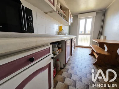 Cuisine; carrelage, nécessite rénovation, lumière naturelle