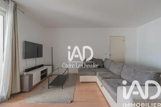 Obývací pokoj; přirozené světlo, dřevěná podlaha, moderní styl