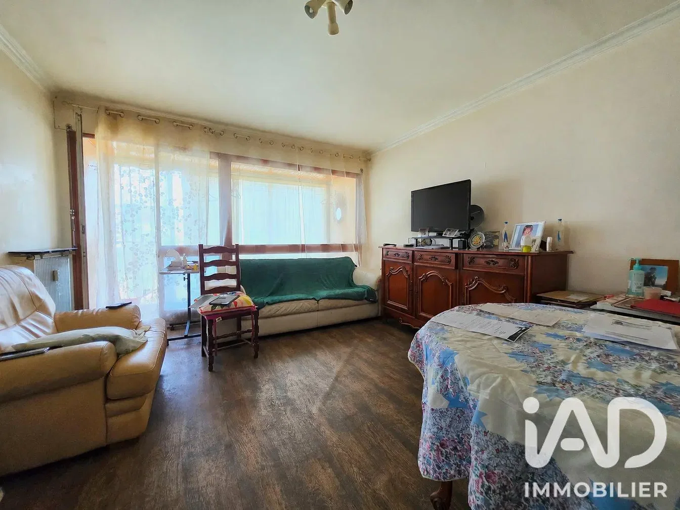 Salon; lumière naturelle, parquet, style rustique