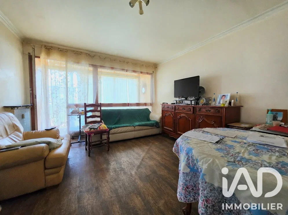 Salon; lumière naturelle, parquet, style rustique