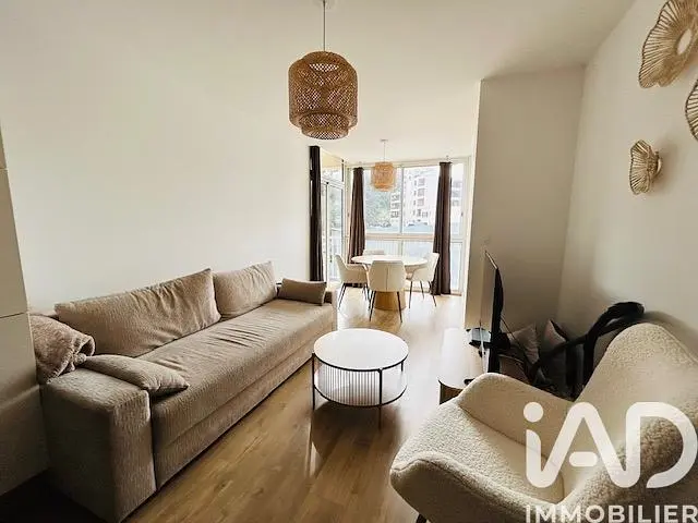 Salon; parquet, lumière naturelle, style moderne