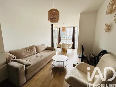 Salon; parquet, lumière naturelle, style moderne