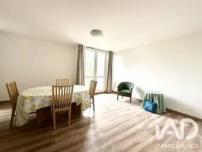 Ostatní; dřevěná podlaha, přirozené světlo