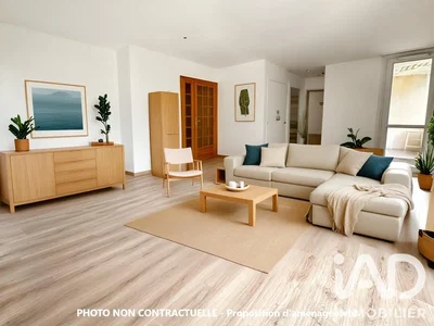 Obývací pokoj; dřevěná podlaha, přirozené světlo, moderní styl