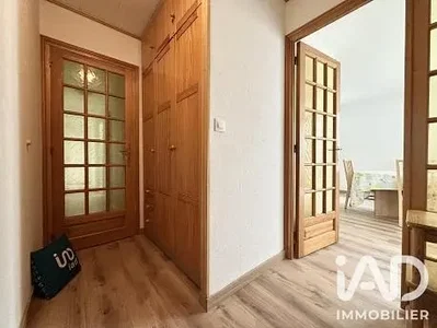 Šatna; dřevěná podlaha, přirozené světlo