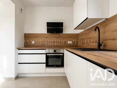 Cuisine; électroménager, carrelage, lumière naturelle