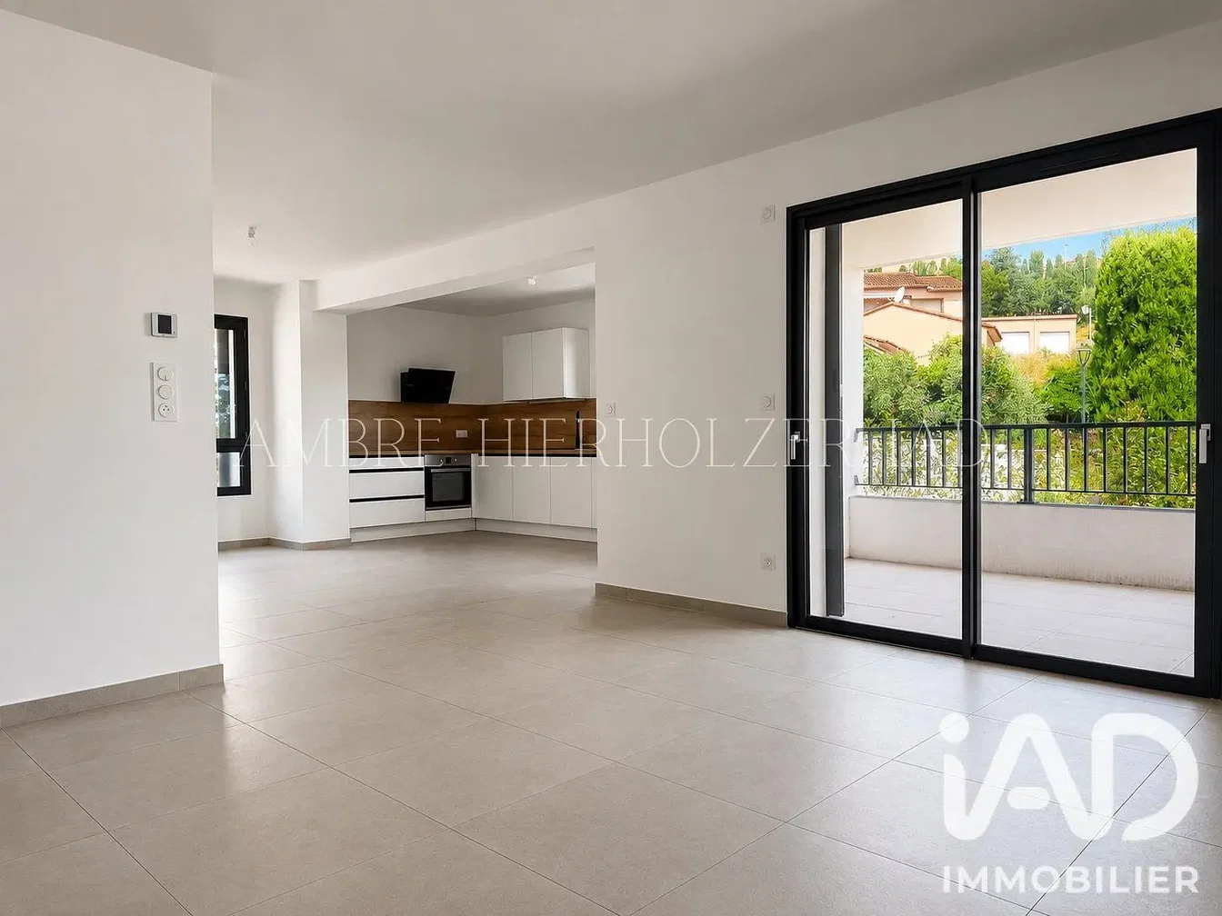 Salon; carrelage, lumière naturelle, vue