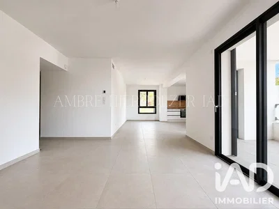 Salon; carrelage, lumière naturelle