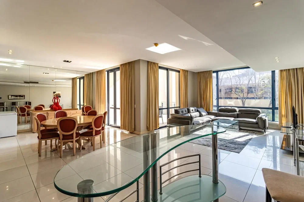 Salon; lumière naturelle, carrelage, style moderne