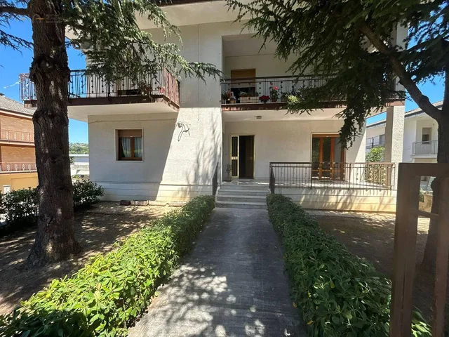 Casa e arredores; vista, luz natural