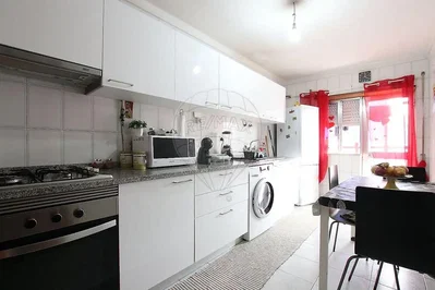 Cozinha; eletrodomésticos, chão de azulejo, luz natural