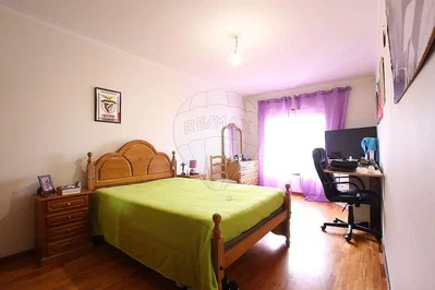 Quarto; chão de madeira, luz natural, estilo moderno