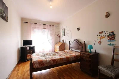 Quarto; chão de madeira, luz natural
