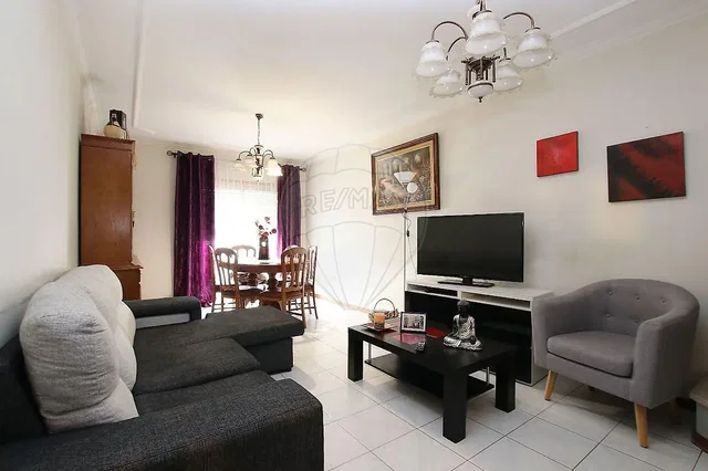 Dnevni boravak; pločice, moderan stil, prirodna svjetlost