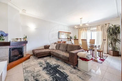 Wohnzimmer; kamin, tageslicht, moderner stil
