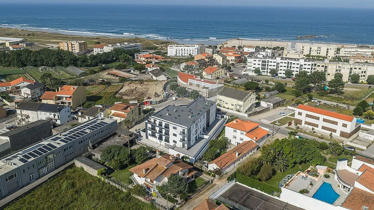 Casa y alrededores; vista