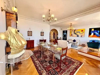Living room; wood floor, natural light, modern style
