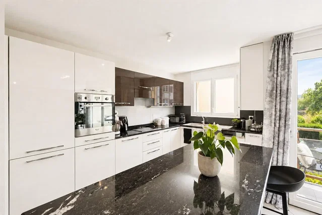 Kitchen; kitchen appliances, natural light, modern style