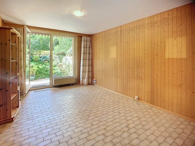 Sala de estar; chão de azulejo, luz natural, precisa de renovação