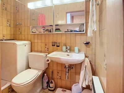 Toilettes; carrelage, nécessite rénovation